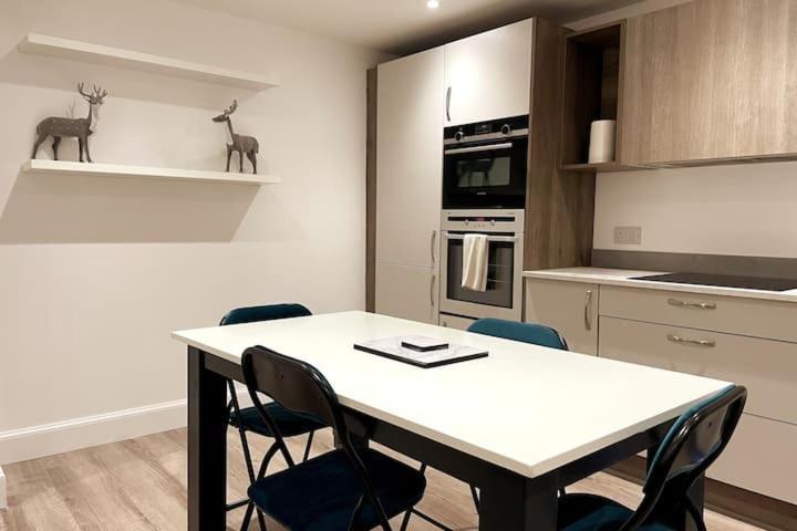 Lovely 3 Bedroom Apartment With Private Garden In Edinburgh City Centre Exterior photo