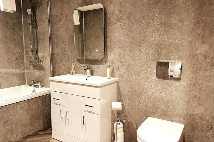 Lovely 3 Bedroom Apartment With Private Garden In Edinburgh City Centre Exterior photo