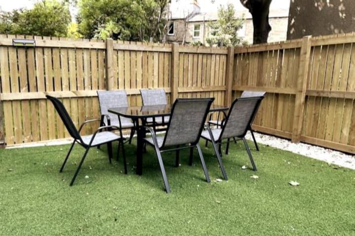 Lovely 3 Bedroom Apartment With Private Garden In Edinburgh City Centre Exterior photo