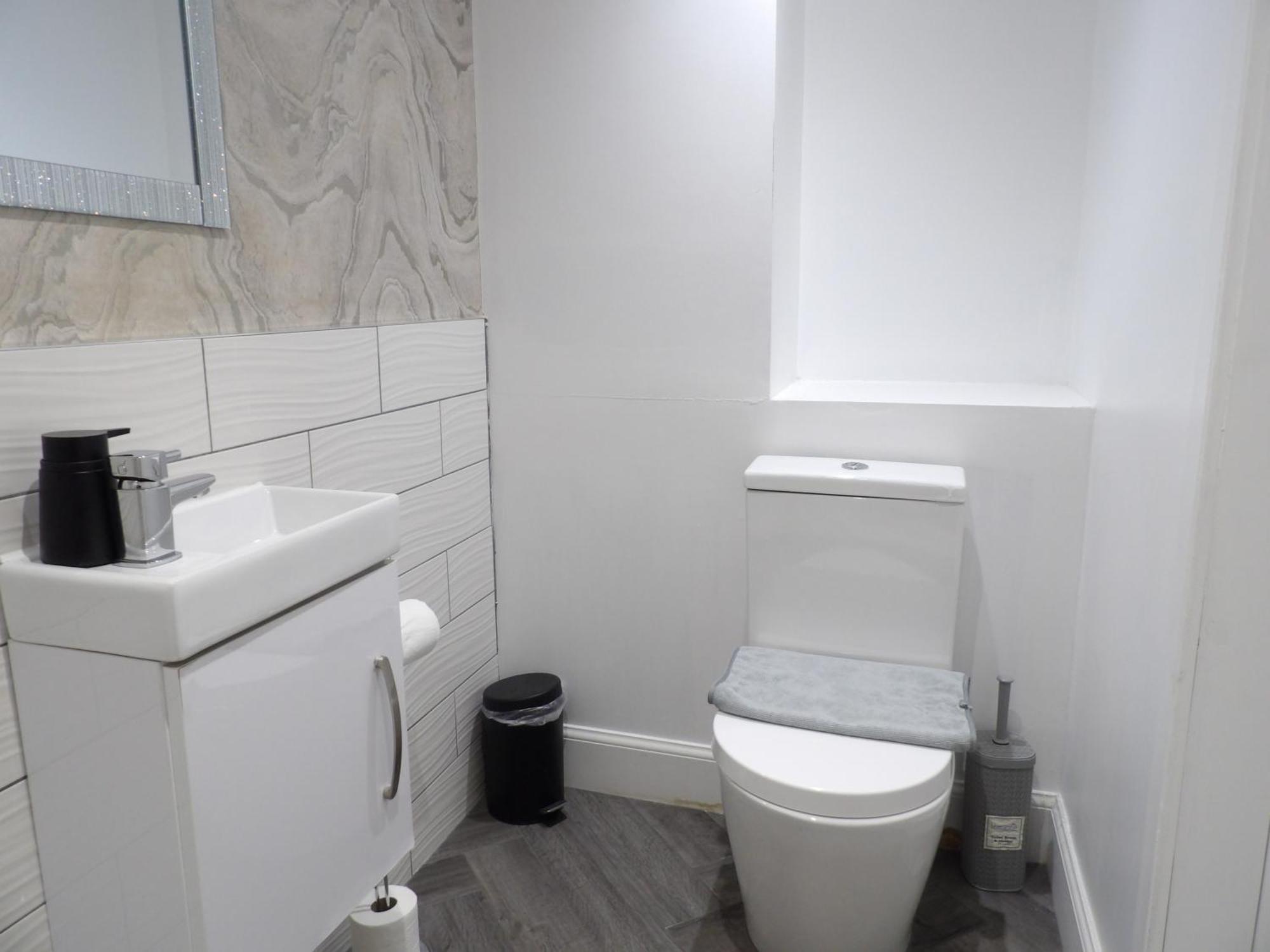 Lovely 3 Bedroom Apartment With Private Garden In Edinburgh City Centre Exterior photo